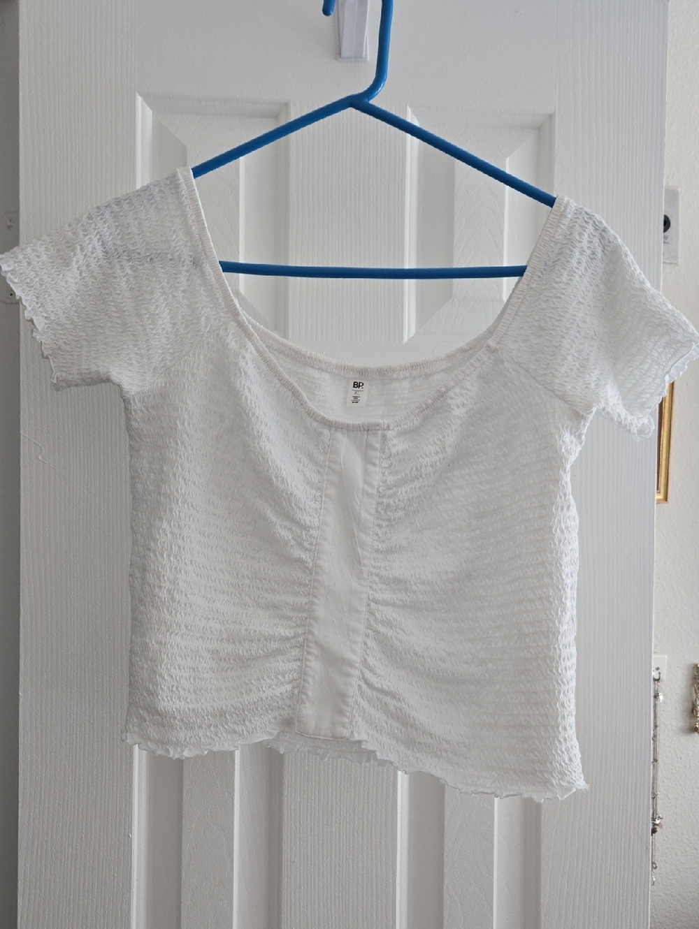 bp White Ruched Scoop-Neck Ribbed Lettuce-Edge Crop Top